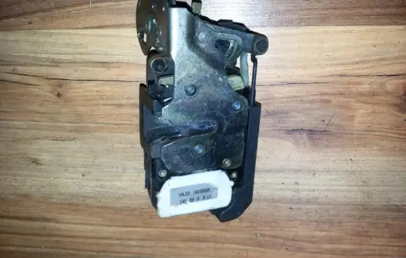 Chevrolet Blazer Front door lock 16636565