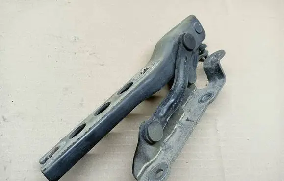 Skoda Octavia Mk2 (1Z) Engine bonnet/hood hinges 1Z0823301C