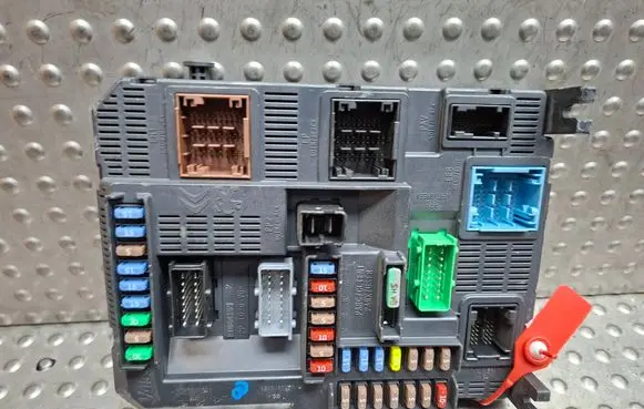 Citroen C4 Cactus Fuse module S26312688 9807531680