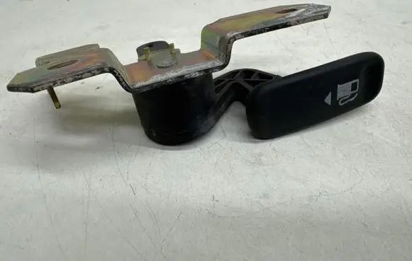 Ford Mondeo Mk III Fuel tank opening switch