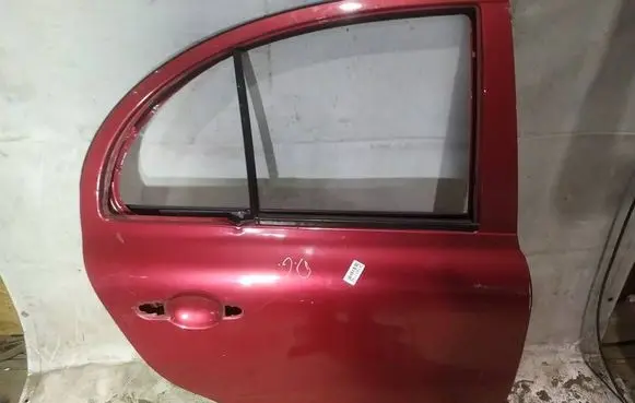 Nissan Micra Rear door raudonos