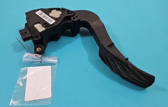 Accelerator throttle pedal