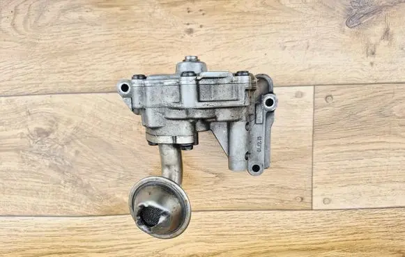 Audi A4 S4 B6 8E 8H Oil pump 038115105B