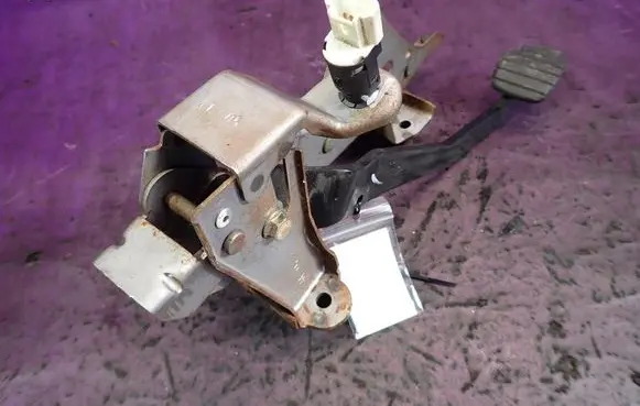 Renault Clio III Brake pedal 8200275889A