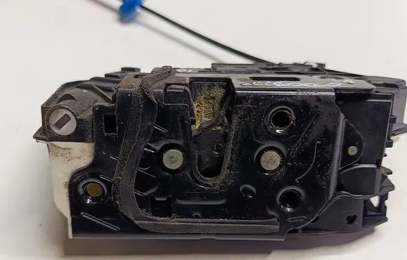 Volkswagen Scirocco Front door lock 5N2837015AT1 5N2837015A