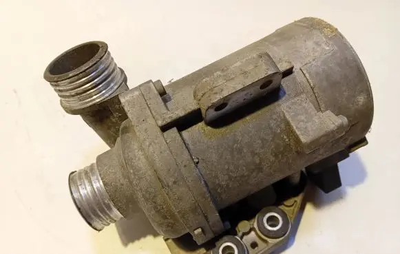 BMW 5 F10 F11 Water pump 758383607