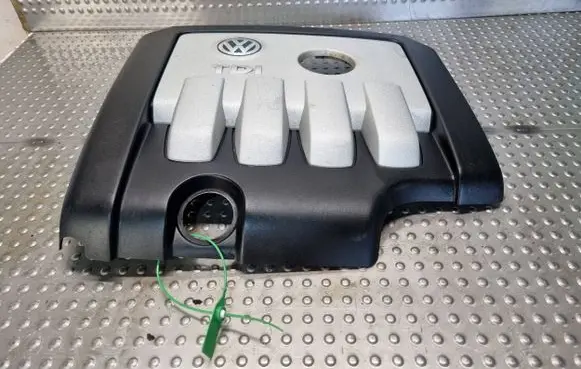 Volkswagen PASSAT B6 Engine cover (trim) 03G103925BP