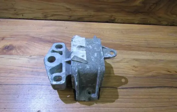 Ford Galaxy Engine mount bracket