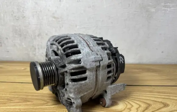 Volkswagen Golf VI Generator/alternator 03C903023A 0124525093