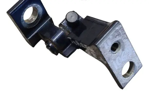Volkswagen Touareg II Front door lower hinge 8K0831402A