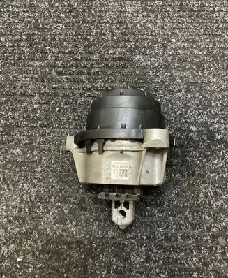 BMW 5 G30 G31 Engine mount bracket 6860477