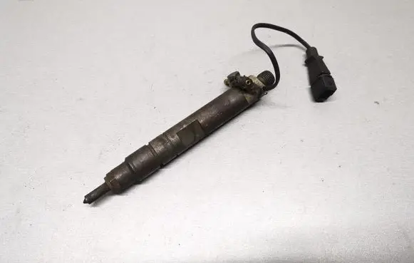 Volkswagen PASSAT B4 Fuel injector 028130201J