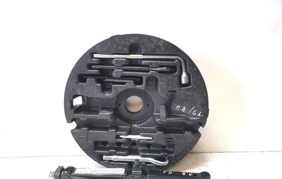 Mercedes-Benz GL X166 Tool set A1668900007