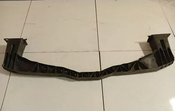 Rear bumper mounting bracket