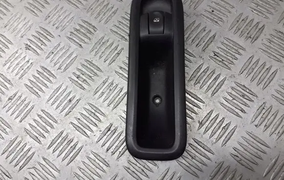 Renault Clio III Quarter vent window switch 8200356517B