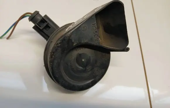 Audi A6 S6 C6 4F Horn signal 703881165