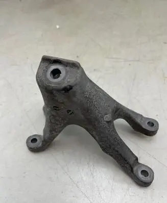 BMW 5 G30 G31 Engine mounting bracket 6861558