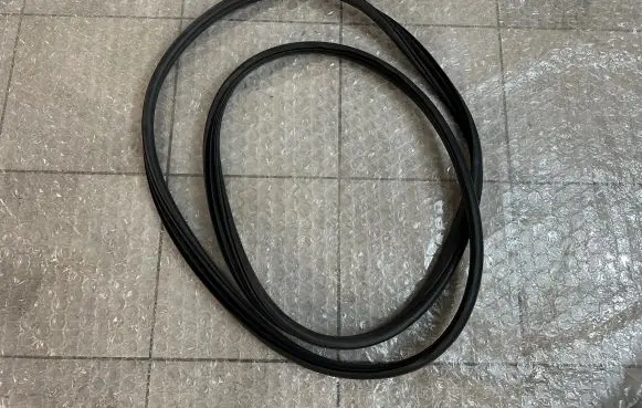 Volkswagen Amarok II Rear door rubber seal (on body) 