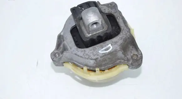 BMW 5 G30 G31 G38 Engine mount bracket 6860486 22116860486