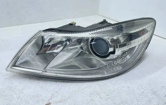 Skoda Octavia Mk2 (1Z) Headlight/headlamp 1Z1941015G 1ZL24705205ES