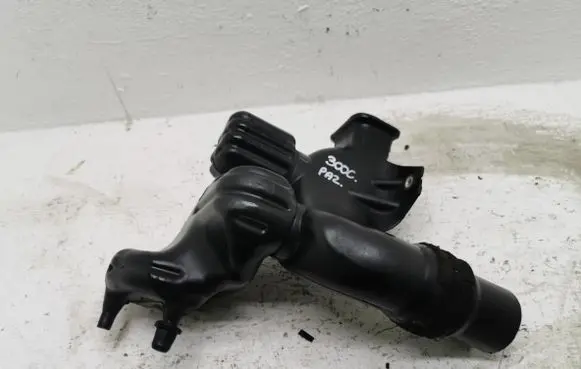 Chrysler 300C Intake resonator 04591871AB