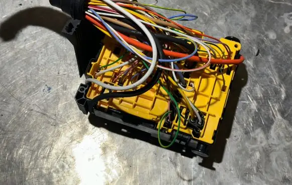 Peugeot 308 Fuse module 9804848580