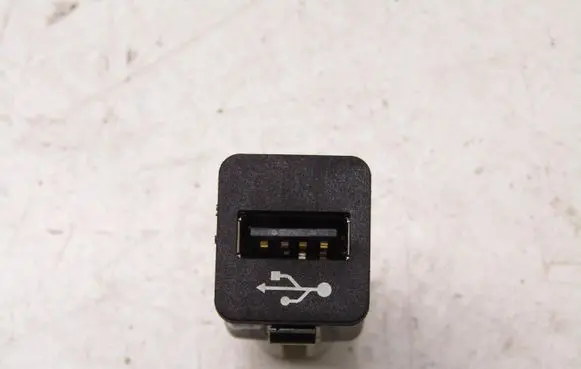 BMW X3 F25 USB socket connector 9237656