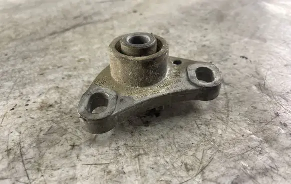 Volvo V70 Engine mount bracket 8666204