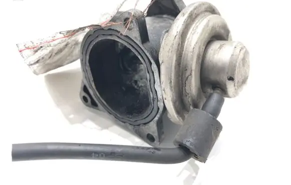 Volkswagen Golf V EGR valve 038129637D