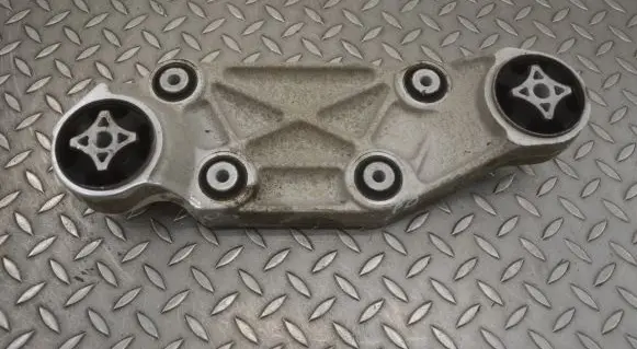 Infiniti M Y51 Engine mounting bracket