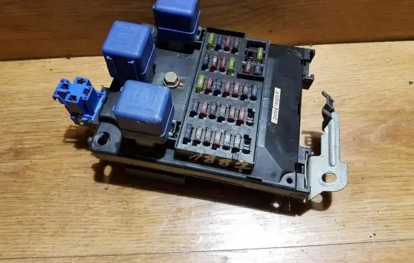 Nissan Almera Fuse box set 1n05k22