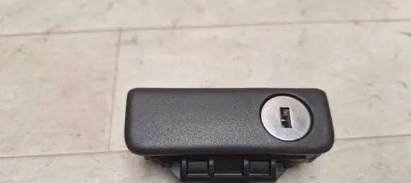 Toyota Avensis T250 Glove box lock 