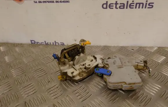Nissan Terrano Front door lock