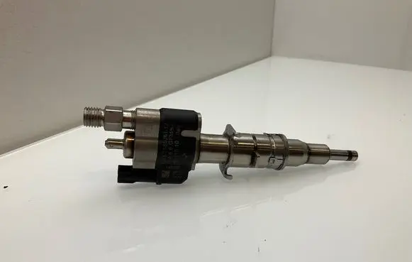 BMW 5 E60 E61 Fuel injector 7585261 758526112