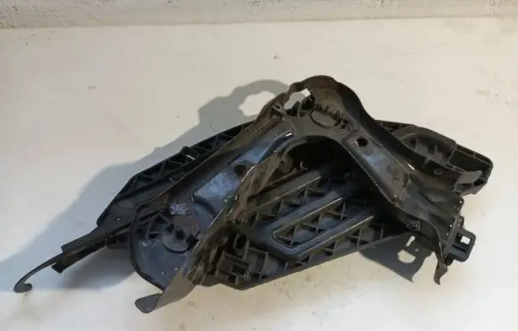 Skoda Octavia Mk2 (1Z) Headlight/headlamp mounting bracket 17035201