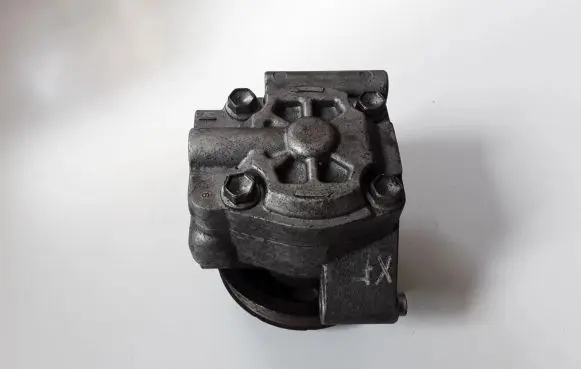 Jaguar XF X250 Power steering pump 9X233A696AA