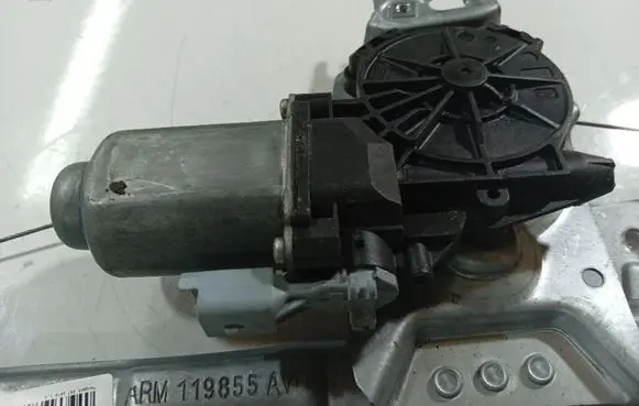 Peugeot 207 Front door window regulator motor 400912E