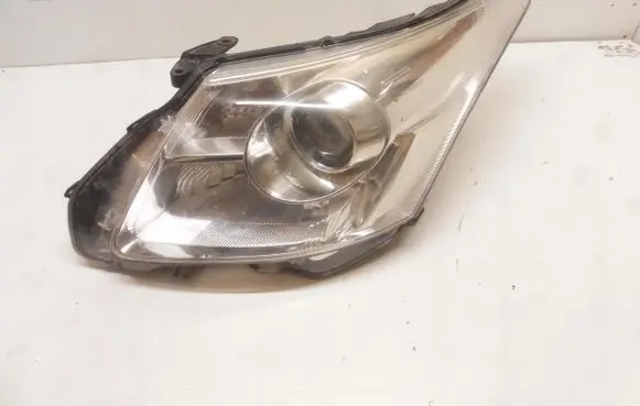 Toyota Avensis T270 Headlight/headlamp