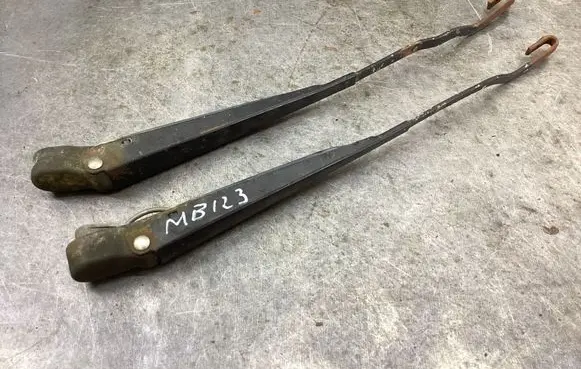 Mercedes-Benz W123 Front wiper blade arm 3399990553