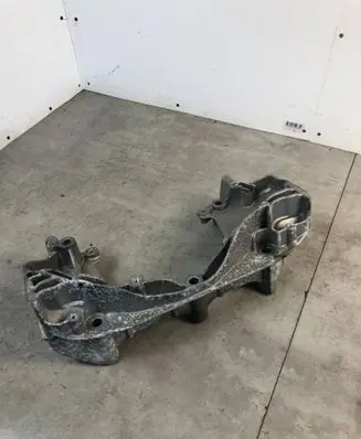 Engine mounting bracket