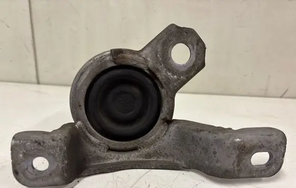 Volvo S80 Engine mount bracket 30636633
