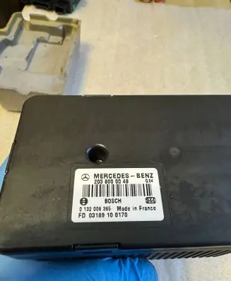 Mercedes-Benz E W211 Central locking vacuum pump 2038000048 0132006365 A2038000048