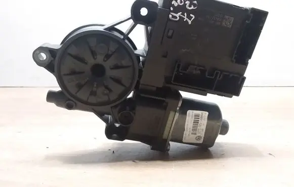 Volkswagen PASSAT B7 Front door window regulator motor 3C0959793C