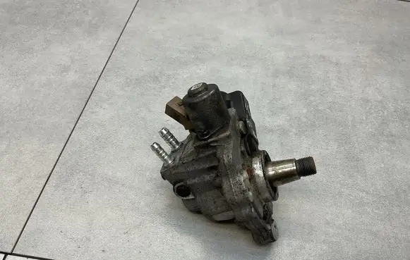 Volkswagen Polo VI Fuel injection high pressure pump 04B130755K