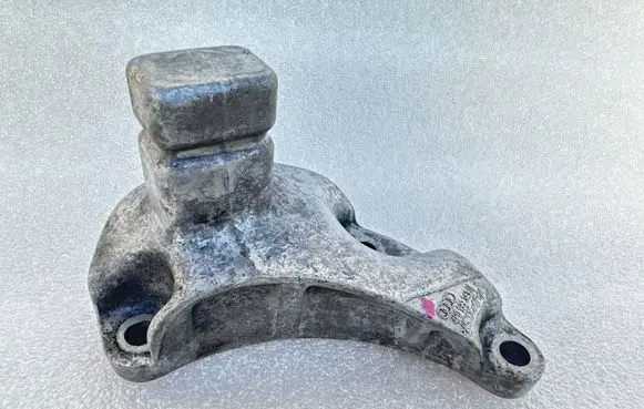Engine mounting bracket