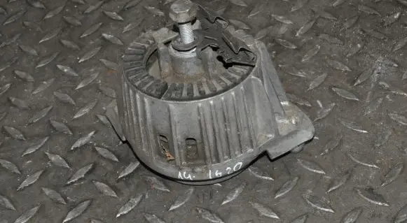Mercedes-Benz CLS C218 X218 Engine mount bracket A2122406717