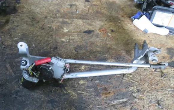 Peugeot iOn Front wiper linkage and motor