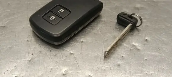 Toyota Prius+ (ZVW40) Ignition key/card 8990412370
