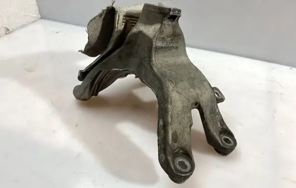 Audi A4 S4 B8 8K Engine mounting bracket 8K0199388