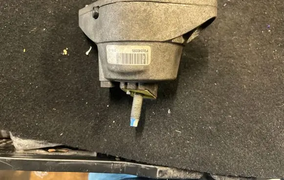 Chevrolet Camaro Engine mount bracket 23340395